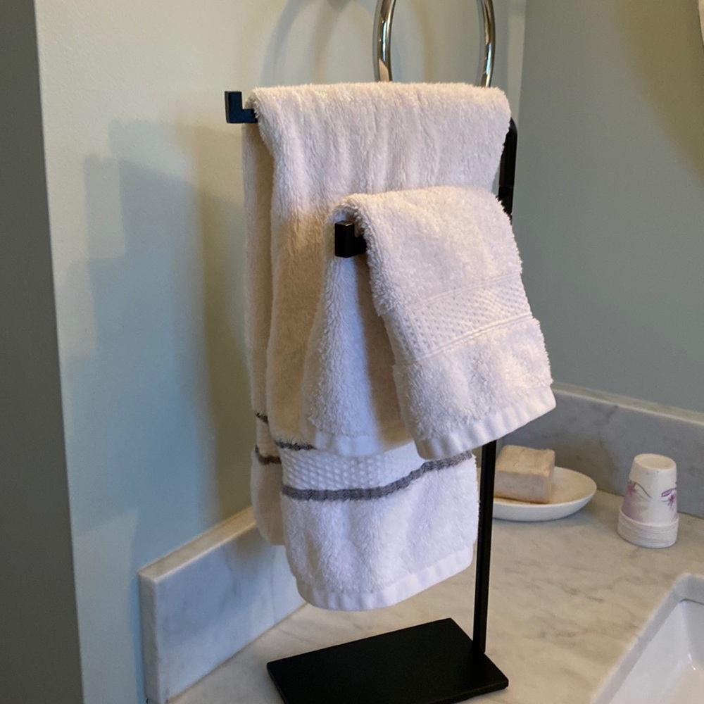 Metal hand towel stand